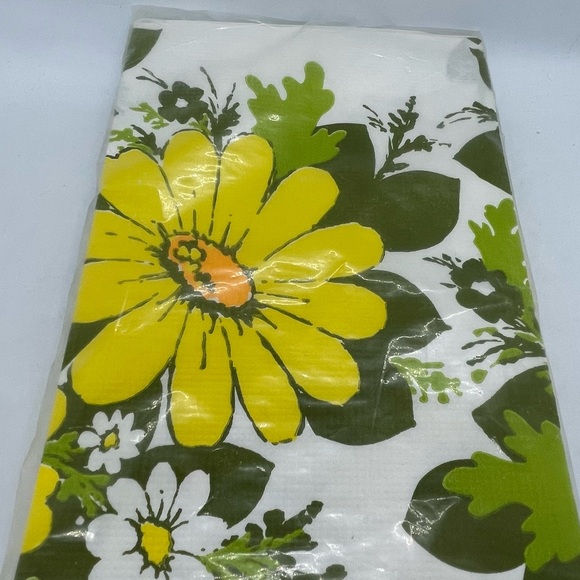 Vintage Paper Tablecloth 70's Yellow Daisy Flowers60 x 102 Inch & 14 coasters. - Picture 5 of 8
